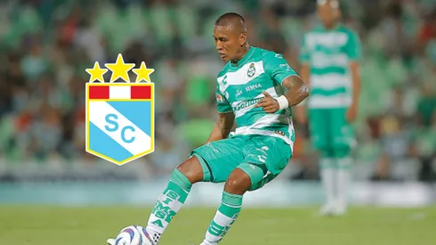 Pedro Aquino con camiseta del Santos Laguna.