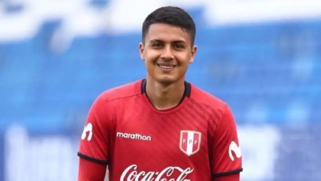 Jairo Concha, con la ropa de entrenamiento de la Selección Peruana (Instagram @jairoconcha17).