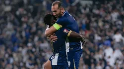 Hernán Barcos festejando con Eryc Castillo.