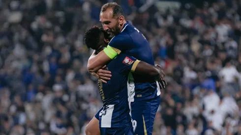 Hernán Barcos festejando con Eryc Castillo.