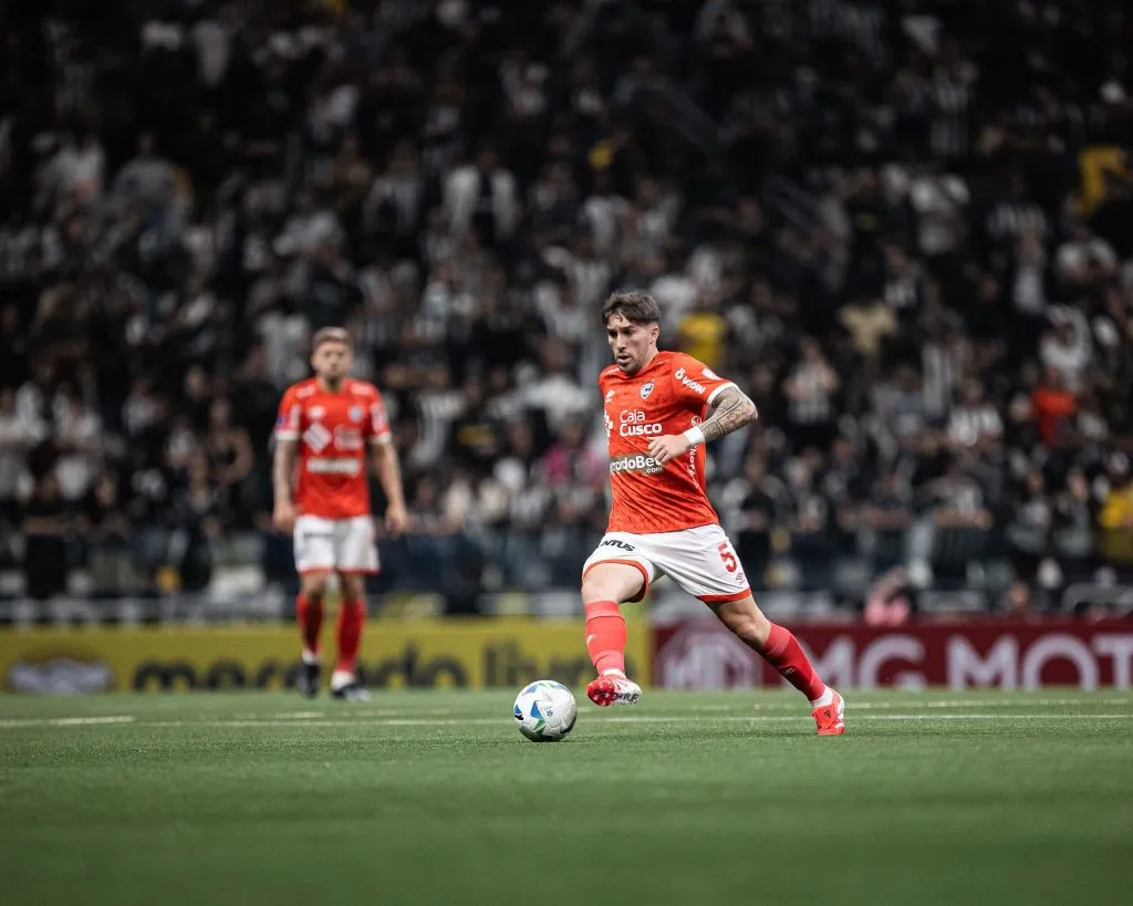 Santiago Arias renovó con Cienciano. (Foto: X).