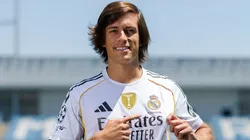 Álvaro Carreras, nuevo jugador de Real Madrid, con la nueva camiseta.