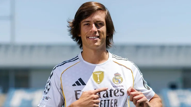 Álvaro Carreras, nuevo jugador de Real Madrid, con la nueva camiseta.