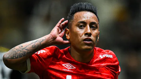 Christian Cueva festejando un gol.