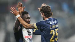 Eryc Castillo y Gaspar Gentile celebrando el triunfo 2-0 ante Gremio.