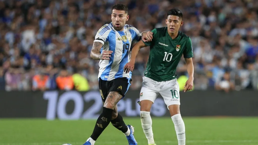 Ramiro Vaca, ante Nicolás Otamendi (Getty Images).
