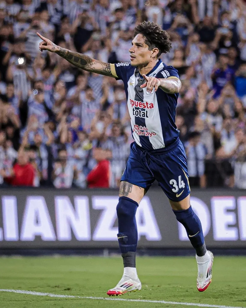 Paolo Guerrero jugando en Alianza Lima. (Foto: X).