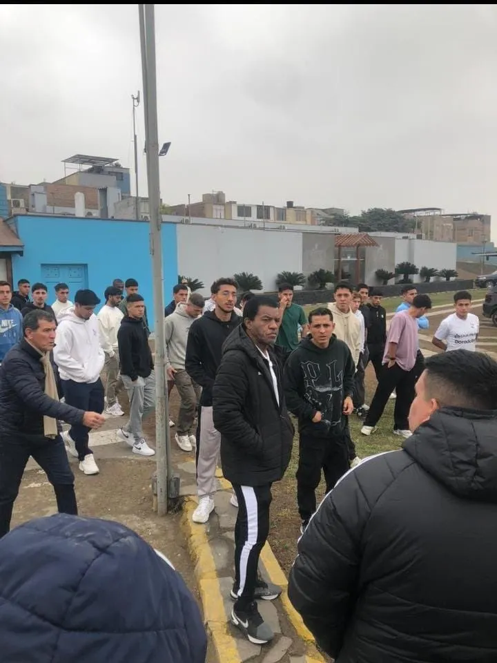 Hinchas de Sporting Cristal en La Florida. (Foto: X).