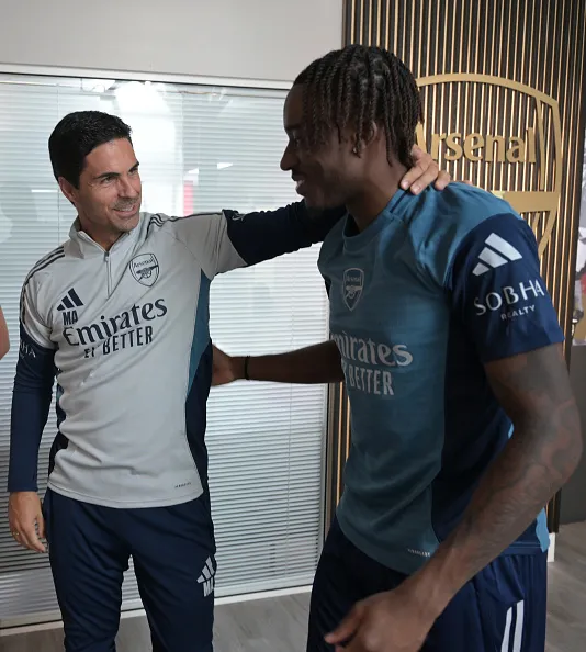 Mikel Arteta y Noni Madueke en Arsenal.