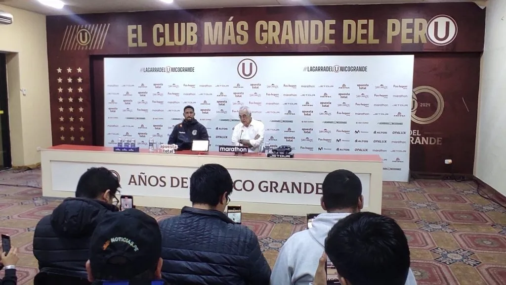 La conferencia de prensa de Fossati (X @PieroMendoza22).