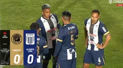Jugadores de Alianza Lima conversando.