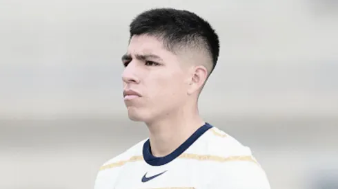 Piero Quispe con camiseta de Pumas.
