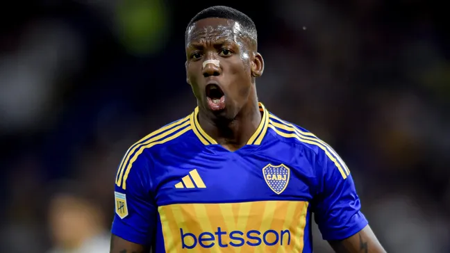 Luis Advíncula con camiseta de Luis Advíncula (Foto: Getty).