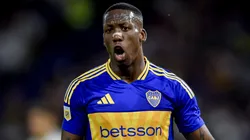 Luis Advíncula con camiseta de Luis Advíncula.