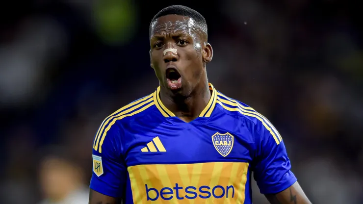 Luis Advíncula con camiseta de Luis Advíncula.