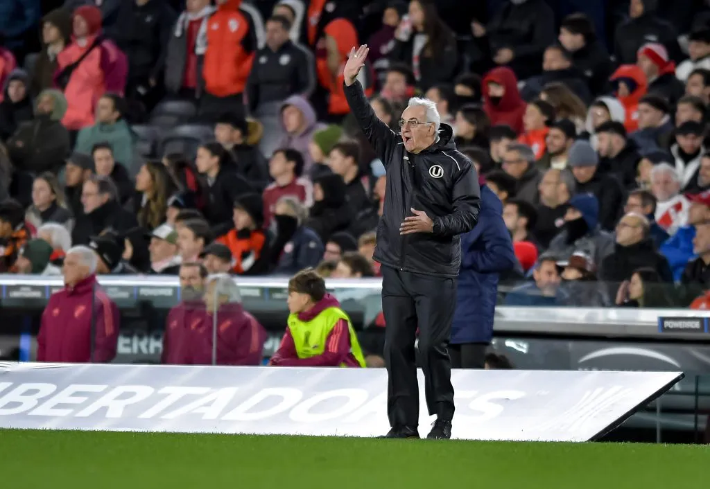 Jorge Fossati dirigiendo en Argentina contra River Plate. (Photo by Marcelo Endelli/Getty Images)