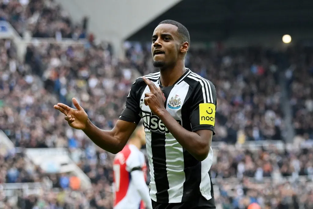 Alexander Isak celebrando gol con camiseta del Newcastle United. (Photo by Stu Forster/Getty Images)