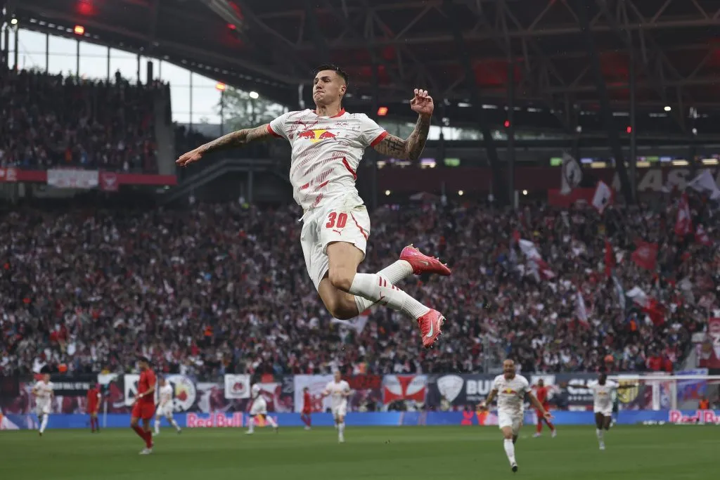 Benjamin Sesko jugando con el RB Leipzig contra el Bayern München. (Photo by Maja Hitij/Getty Images)