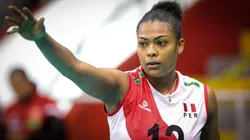 Ángela Leyva con camiseta de la Selección Peruana de Vóley.