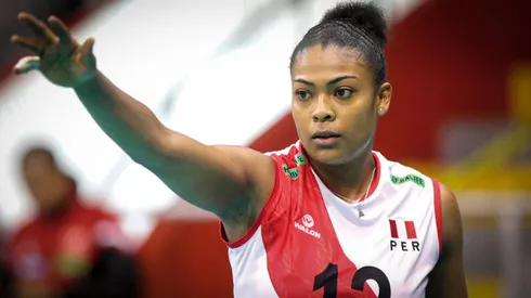 Ángela Leyva con camiseta de la Selección Peruana de Vóley.