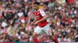 William Saliba con camiseta de Arsenal.