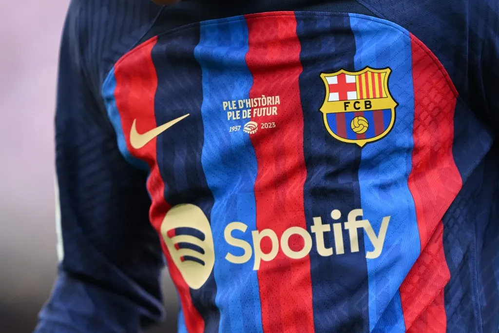 Barcelona con el sponsor de Spotify. (Photo by David Ramos/Getty Images)