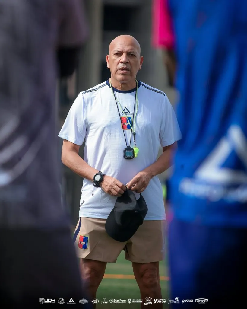 Roberto Mosquera en su primer día con Alianza Universidad. (Foto: X).