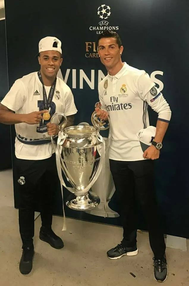 Mariano Díaz junto a Cristiano Ronaldo. (Foto: X).