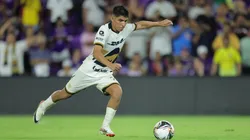 Piero Quispe jugando en Pumas.