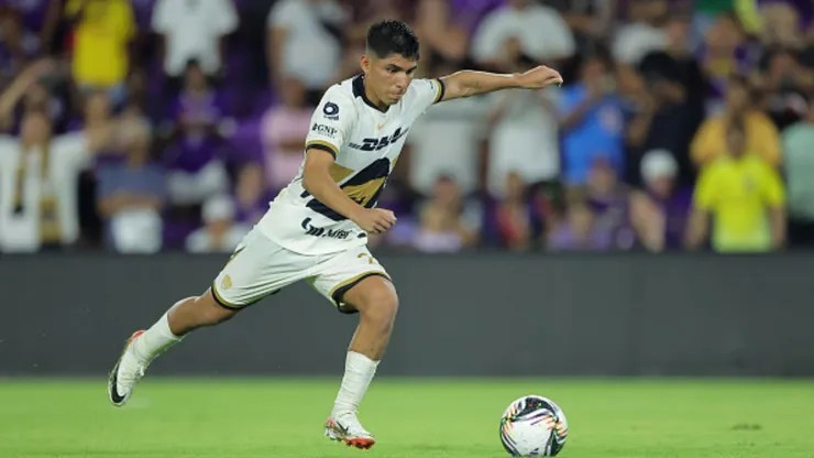 Piero Quispe jugando en Pumas.