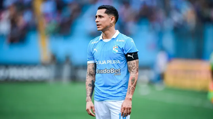 Yoshimar Yotún con camiseta de Sporting Cristal.