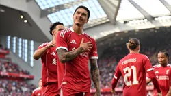 Darwin Núñez, con nuevo look, y su festejo de gol ante Athletic Club con el público.