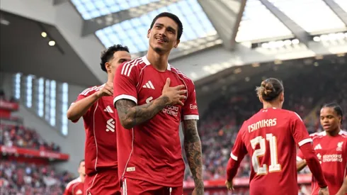 Darwin Núñez, con nuevo look, y su festejo de gol ante Athletic Club con el público.