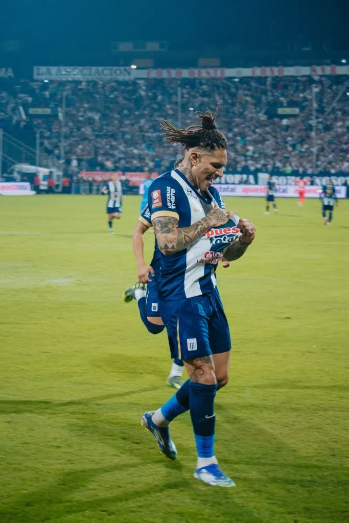 Paolo Guerrero celebrando en Matute. (Foto: X).