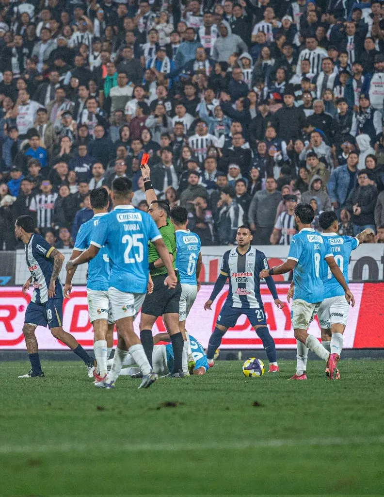 Expulsión a Sergio Peña. (Foto: Paloma Del Solar).