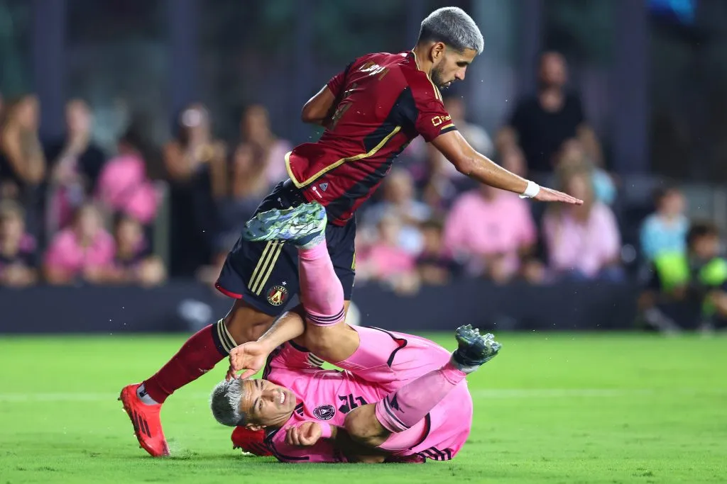 Luis Abram contra Luis Suárez en la MLS. (Photo by Megan Briggs/Getty Images)