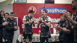 Jugadores de Universitario cantando en el vestuario.