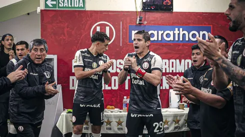 Jugadores de Universitario cantando en el vestuario.
