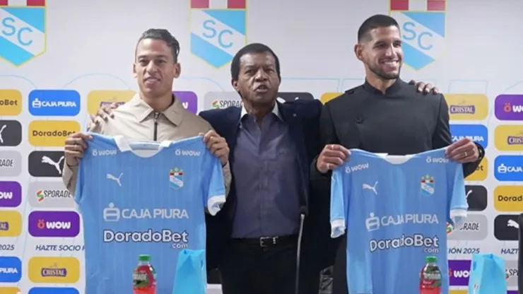 Benavente y Abram, junto al director deportivo Julio César Uribe.