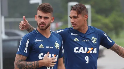 Felipe Vizeu, junto a Paolo Guerrero en una práctica de Flamengo en 2017.
