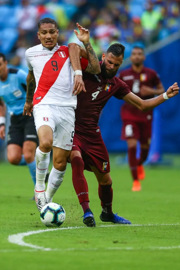Jhon Chancellor vs. Paolo Guerrero. (Foto: Getty Images)