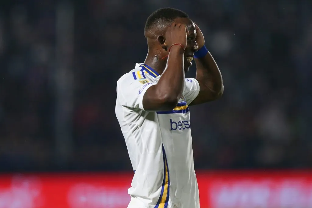 Luis Advíncula sin espacio en Boca Juniors. (Photo by Daniel Jayo/Getty Images)