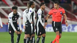 Corinthians de André Carrillo en problemas con la FIFA por deuda millonaria.