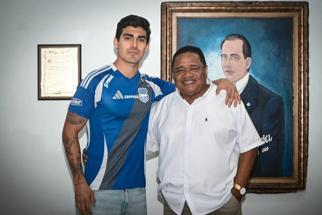Alfonso Barco presentado en Emelec. (Foto: X).