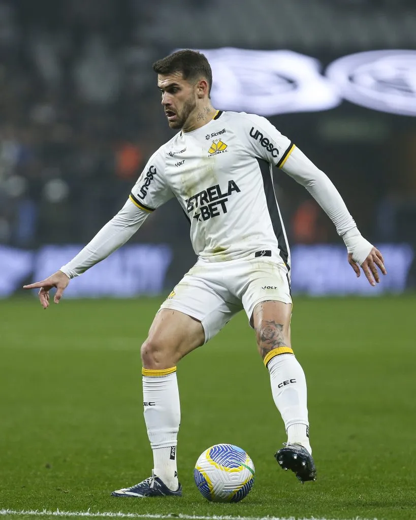 Felipe Vizeu jugando el Brasileirao. (Photo by Ricardo Moreira/Getty Images)