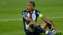 Paolo Guerrero tendido en el campo de juego de Matute.