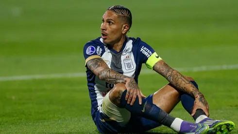 Paolo Guerrero tendido en el campo de juego de Matute.