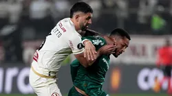 Di Benedetto marcando a Vitor Roque.