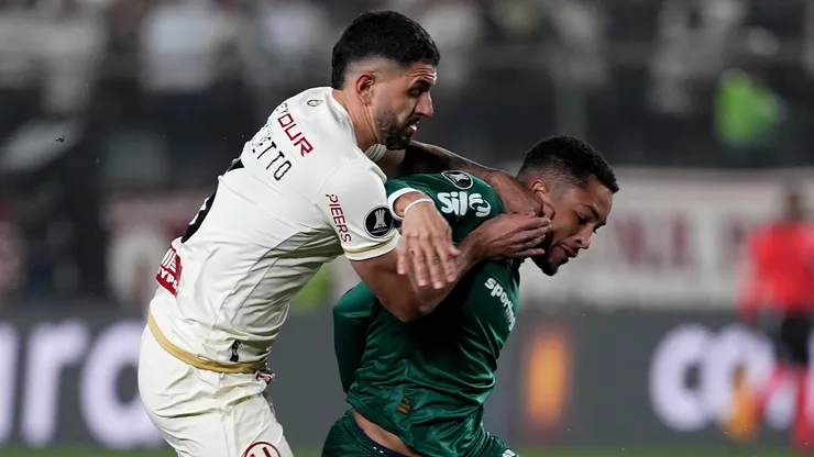 Di Benedetto marcando a Vitor Roque.