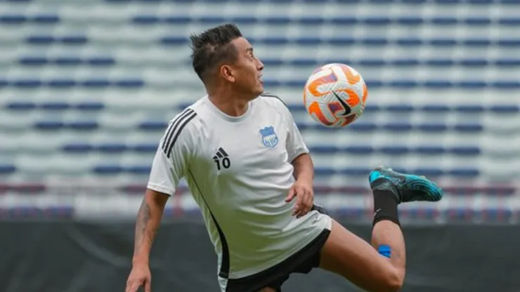 Christian Cueva, en su regreso a la práctica de Emelec.
